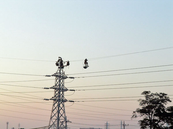 夕暮れの空を渡る人