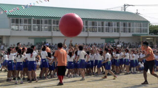 小学校運動会の大玉転がし