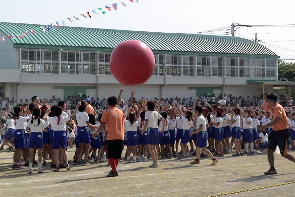 小学校運動会の大玉転がし