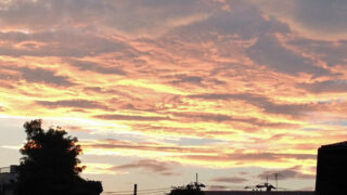 梅雨の夕空