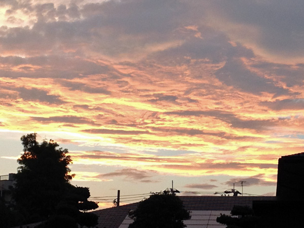 梅雨の夕空