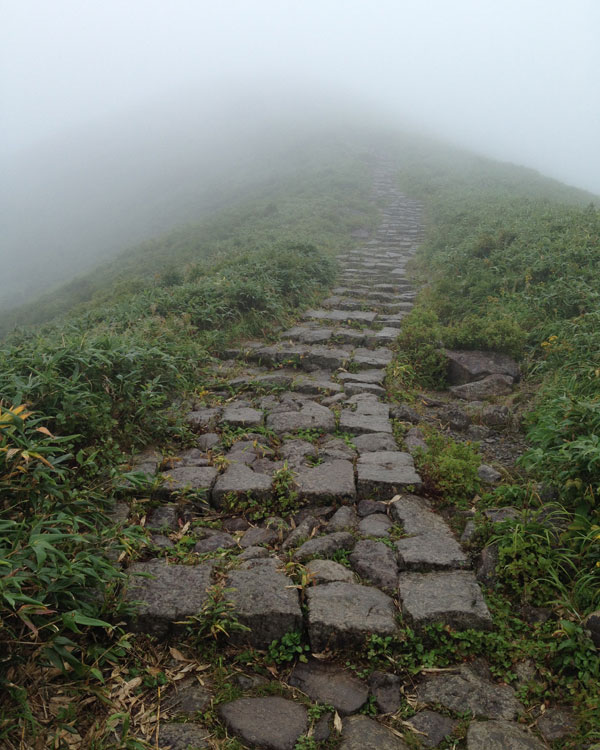 月山・石の階段