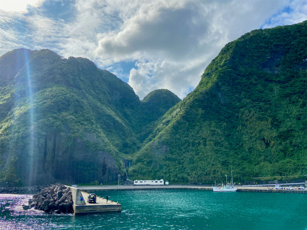 洞輪沢漁港(八丈島)